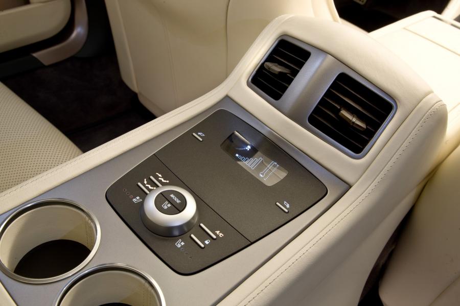 Детали интерьера Aston Martin Rapide 2010 года  (фото 117 из 190)